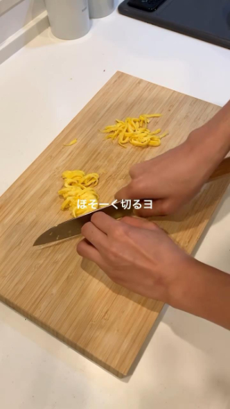 薄焼き卵を細くカット