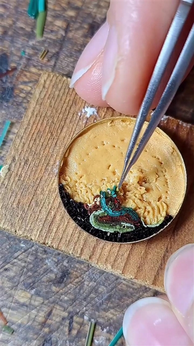 マイクロモザイクの制作中