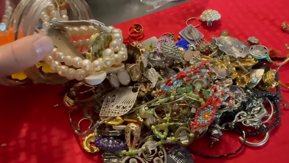 アクセサリーの詰まった瓶