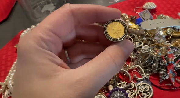 アクセサリーの詰まった瓶