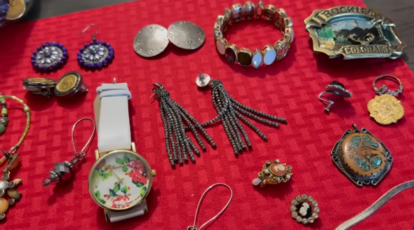 アクセサリーの詰まった瓶