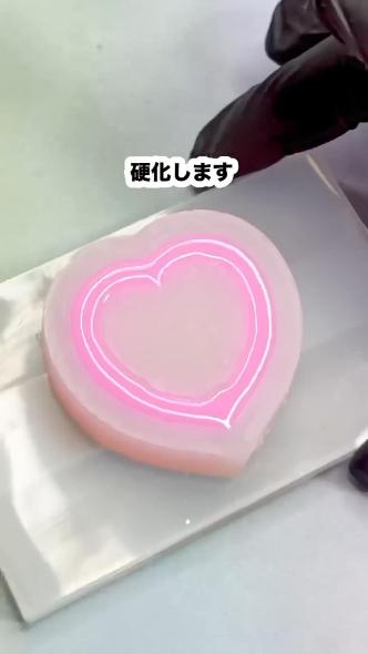 モールドにレジン液を流す