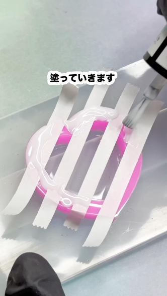 白のジェルネイルを塗る