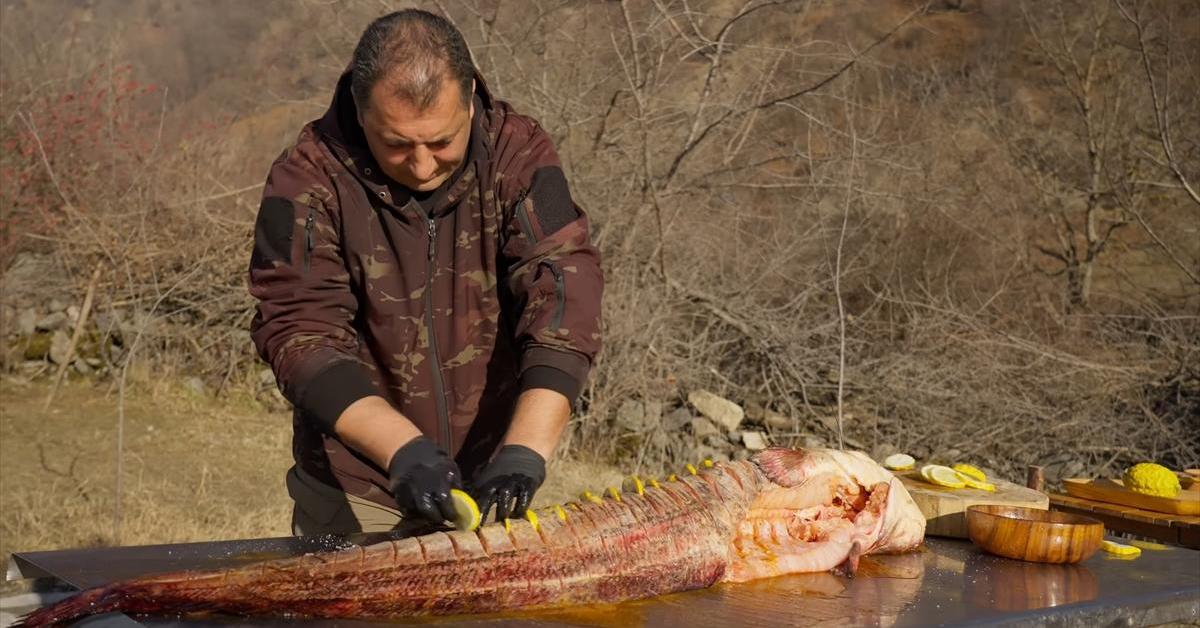 「本当に最高」　“30キロの巨大魚”　→大自然で豪快料理！　夢のようなライフスタイルに120万再生の反響【海外】（1/2） | グルメ ねとらぼ