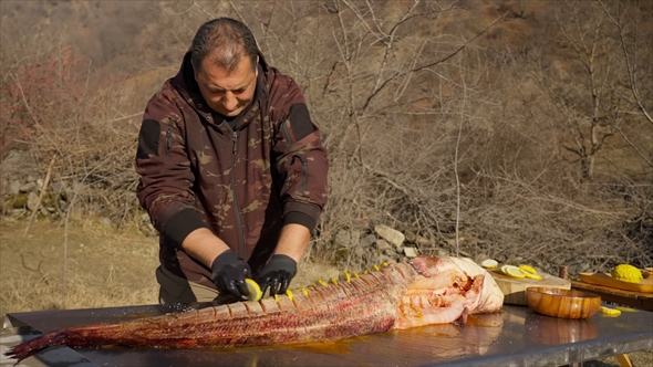 30キロの巨大魚を大自然の中で調理