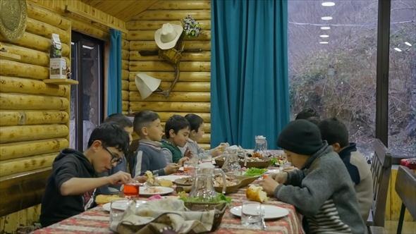 30キロの巨大魚を大自然の中で調理