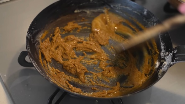 材料を炒っていく