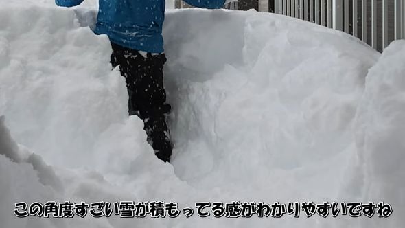 雪をかき分けてできた道と夫