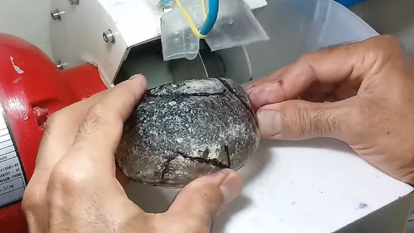 裁断機でカットする様子