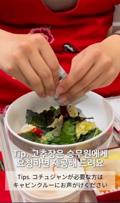 機内で人気料理を作る様子