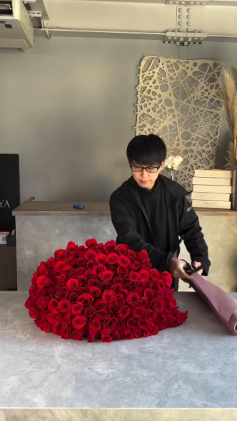 108本の赤バラをラッピング
