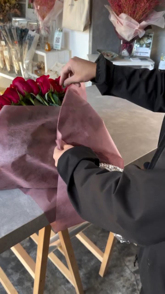 ピンクの紙で覆う