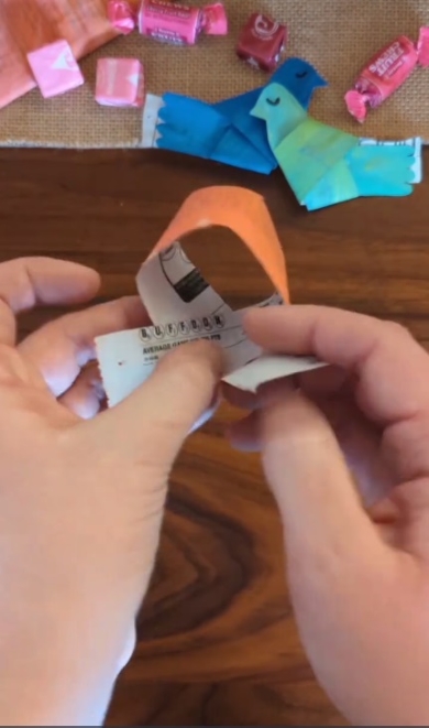 紐状の色紙を用意します