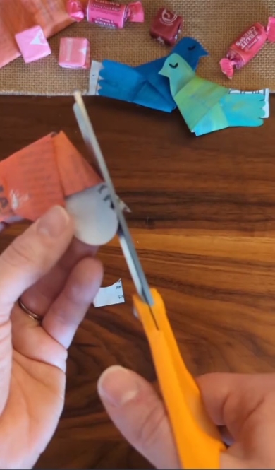 ハサミで頭の部分をカット