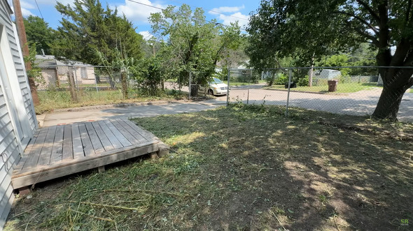 プロが裏庭を大掃除