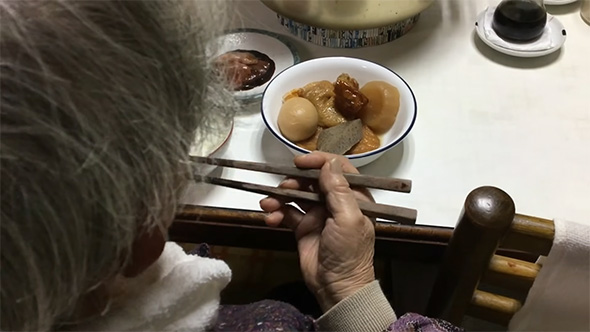 おでんを食べるばあちゃん