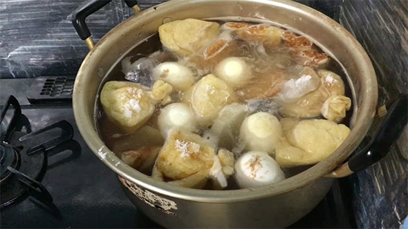 コンロで煮込み中のおでん