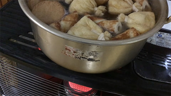 ストーブで煮込み中のおでん