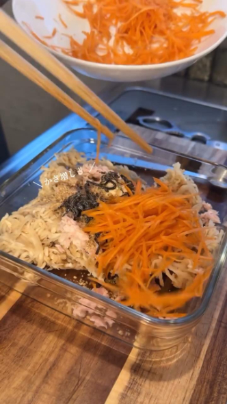 千切りニンジンを入れる