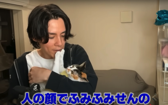 顎をふみふみして遊びだす猫