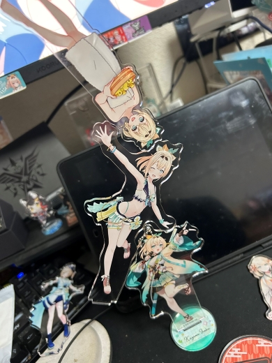 絶妙に積み重ねたアクリルスタンド