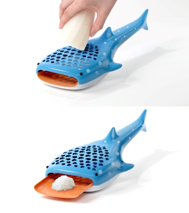 トレーが鮫の舌に落ちる様子