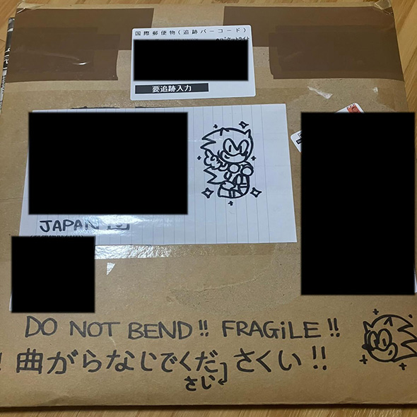 荷物の梱包に描かれたソニックのイラスト