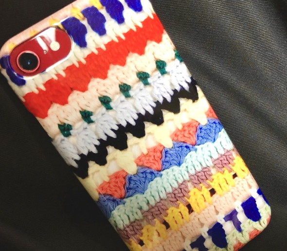 編みもの柄のスマホカバー