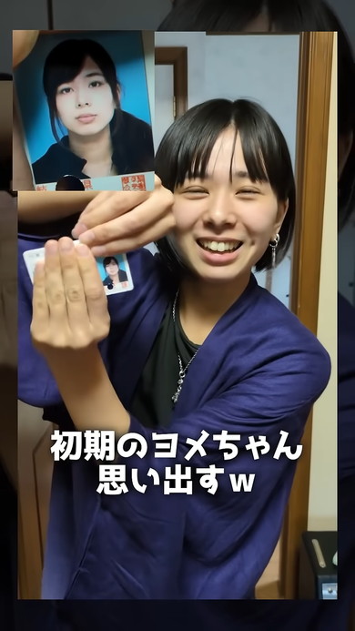 新しい免許証の写真を見る夫婦