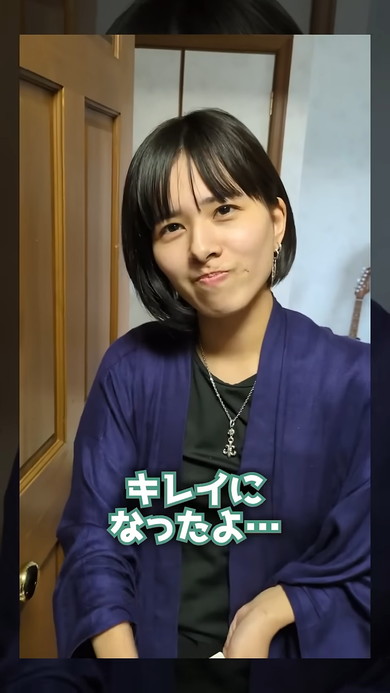 新しい免許証の写真を見る夫婦