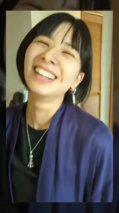 新しい免許証の写真を見る夫婦