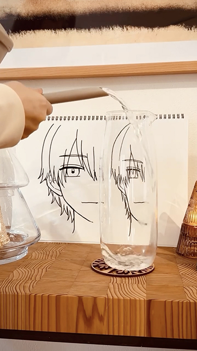 イラストの前に置いたピッチャーに水を注ぐと……
