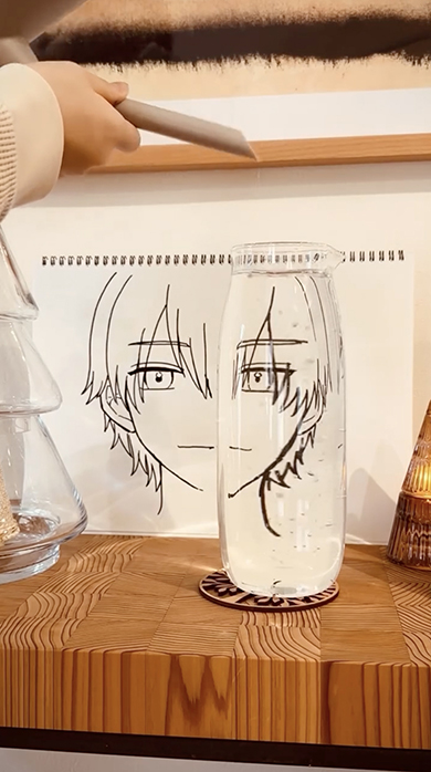 イラストの前に置いたピッチャーに水を注ぐと……