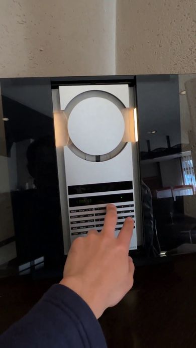 手を近づけると自動でガラス戸が開く