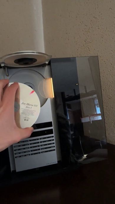 バング＆オルフセンのCDプレーヤーにディスクをセット