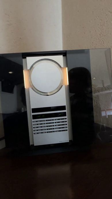 音楽を再生するバング＆オルフセンのCDプレーヤー