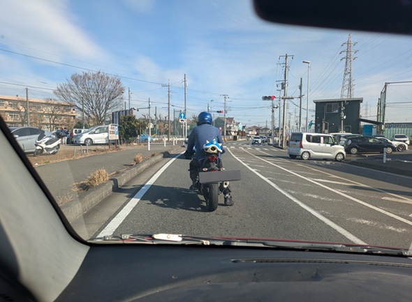 公道で遭遇したバイクの積荷