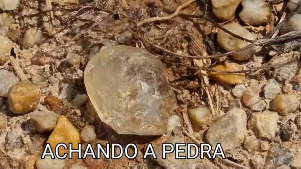 大地から原石を発見