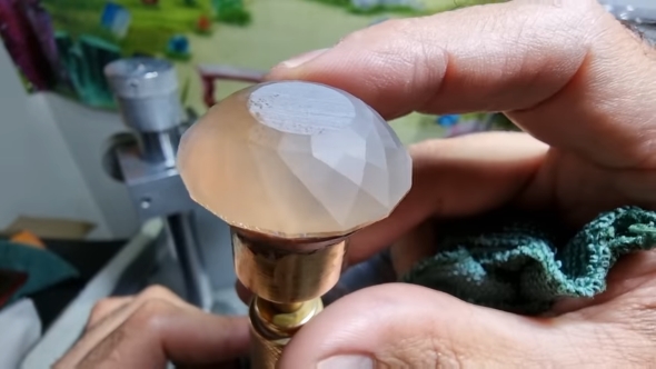 研磨機でカットする様子