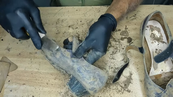 ヘラで泥を落とす様子