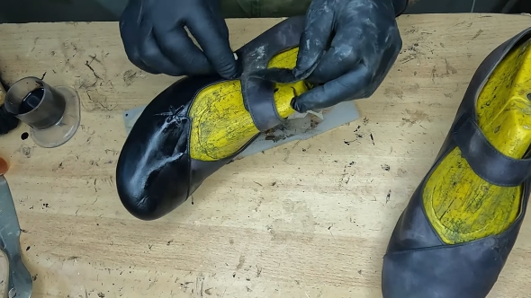 表面を布で拭き取る様子