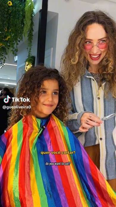 小さな子どもがヘアカットで大変身