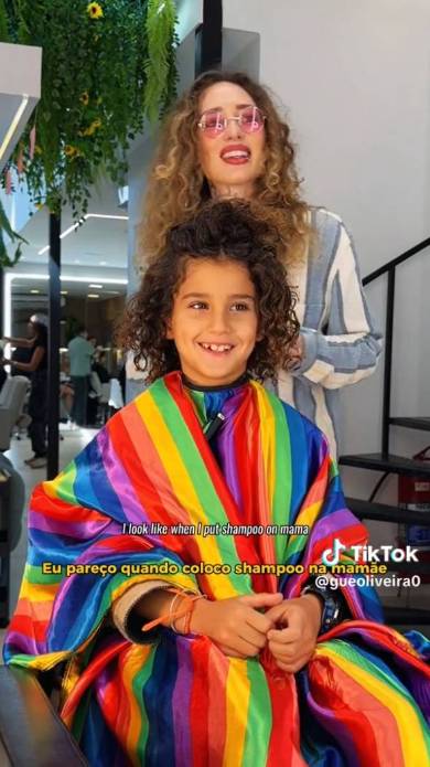 小さな子どもがヘアカットで大変身