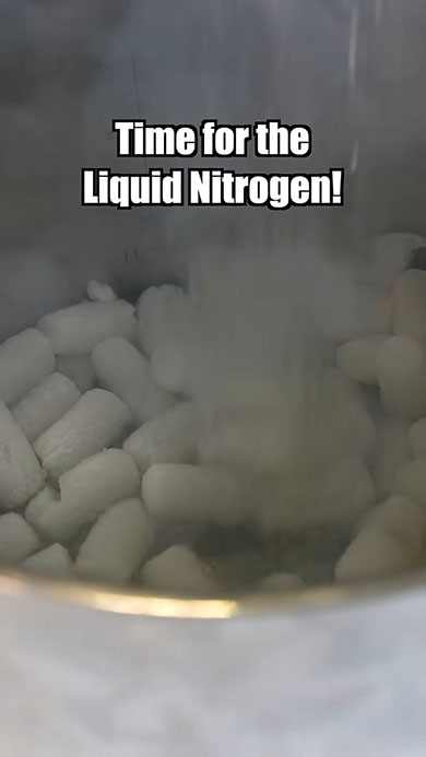 緩衝材の入った容器に液体窒素を注いでいる