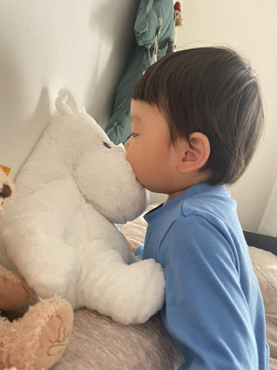 ぬいぐるみと1歳の男の子