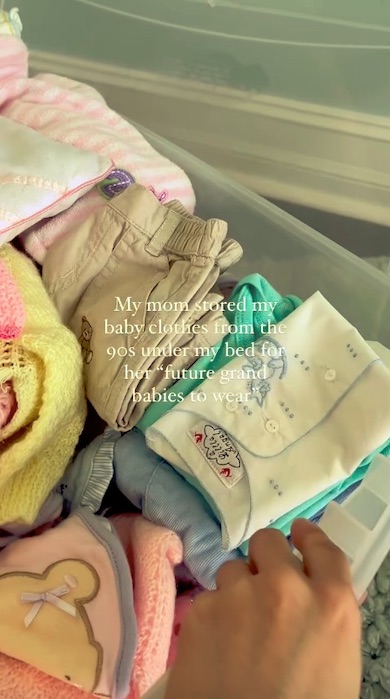 衣装ケースの中に詰められた淡い色のベビー服