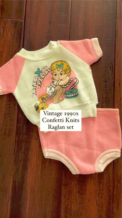 ピンクのラグラン袖のトップスとピンクのブルマのセットアップ