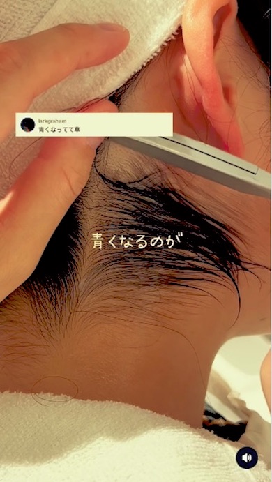 右耳の後ろを剃るまえ