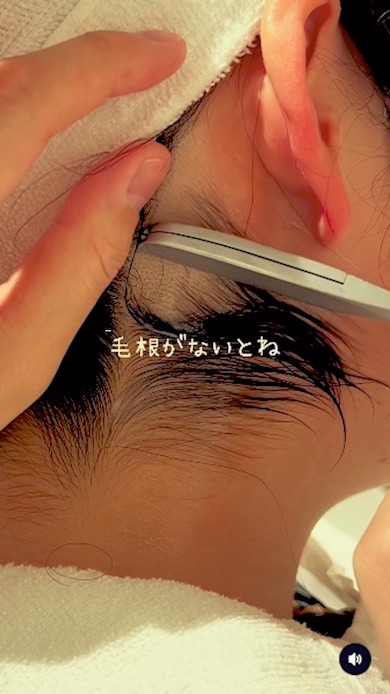 右耳の後ろを剃る様子