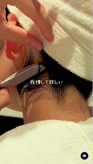 左耳の後ろを剃るまえ